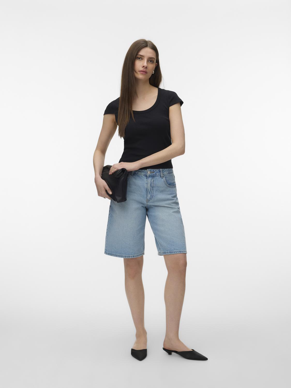 model_shot-front_full